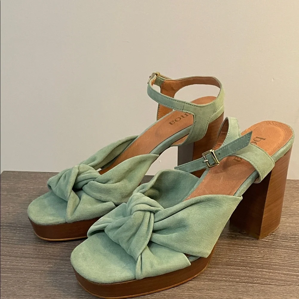 🌿✨BENOA Sage Green Suede Platform Heels - Picture 3 of 11
